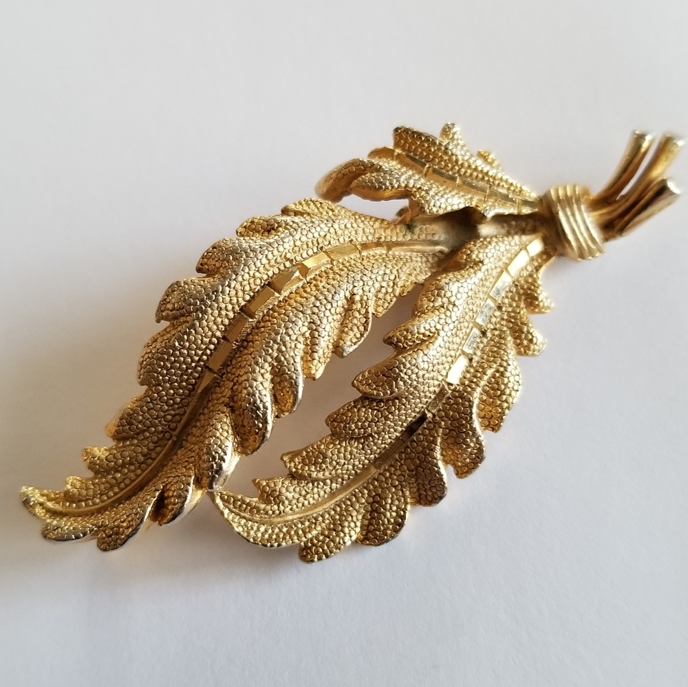 Vintage pin leaves brooch gold tone leaf pin nature plant jewelry